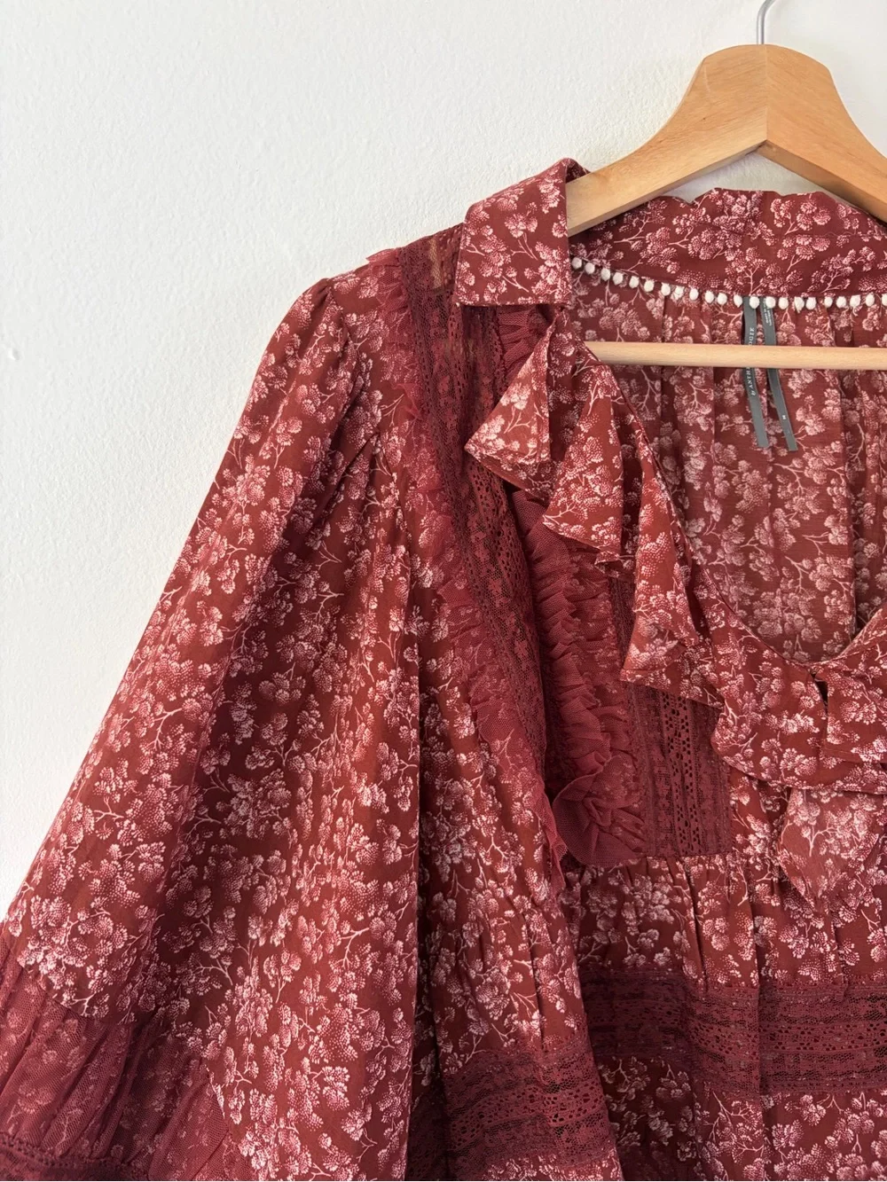 By Antropologie Ruffled V-Neck Popover Balloon Sleeve Red Floral Boho Blouse